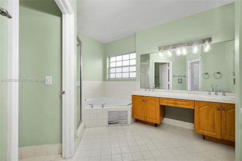 Casa en venta en Miami, Florida, 4 dormitorios, 222.87 m2 № 1993556 - foto 16