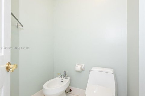 Casa en venta en Miami, Florida, 4 dormitorios, 222.87 m2 № 1993556 - foto 17