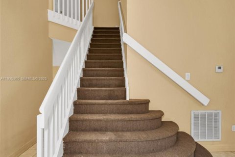 Casa en venta en Miami, Florida, 4 dormitorios, 222.87 m2 № 1993556 - foto 12