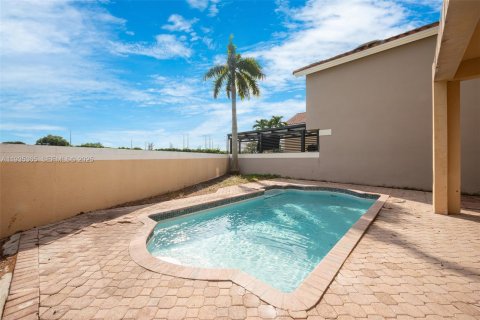 Casa en venta en Miami, Florida, 4 dormitorios, 222.87 m2 № 1993556 - foto 30