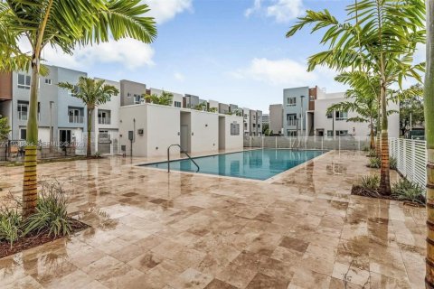 Touwnhouse à louer à Miami, Floride: 2 chambres, 129.32 m2 № 2006780 - photo 2