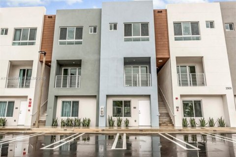 Touwnhouse à louer à Miami, Floride: 2 chambres, 129.32 m2 № 2006780 - photo 3