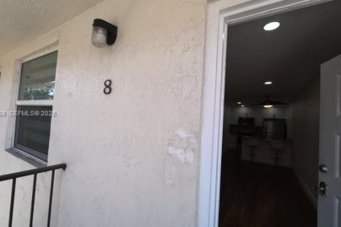 Copropriété à louer à Miami, Floride: 2 chambres, 75.25 m2 № 2046018 - photo 2