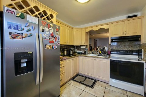 Condominio en venta en Hialeah, Florida, 2 dormitorios, 117.06 m2 № 1814077 - foto 6