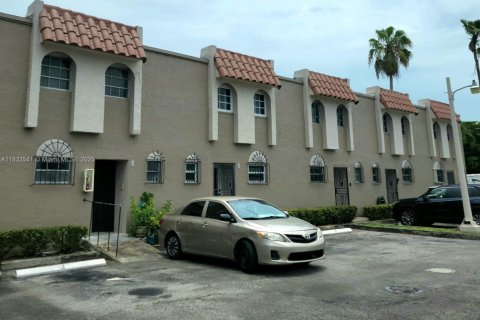 Condominio en venta en Hialeah, Florida, 2 dormitorios, 117.06 m2 № 1814077 - foto 1