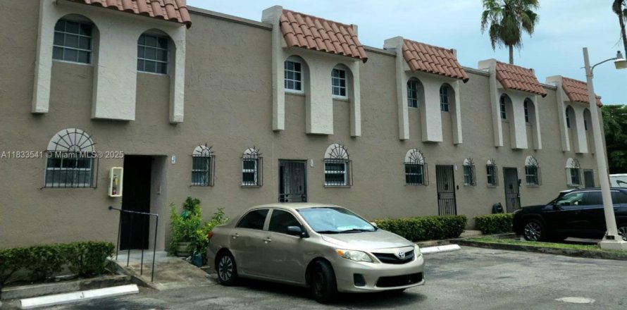 Condominio en Hialeah, Florida, 2 dormitorios  № 1814077