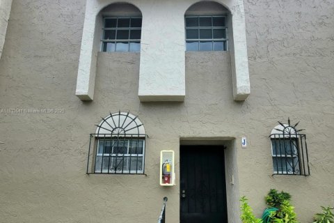 Condominio en venta en Hialeah, Florida, 2 dormitorios, 117.06 m2 № 1814077 - foto 2