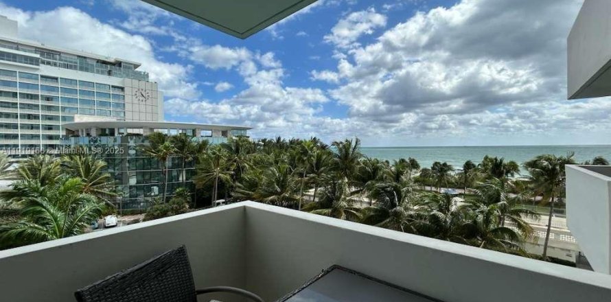 Estudio en el Condominio en Miami Beach, Florida  № 2018376