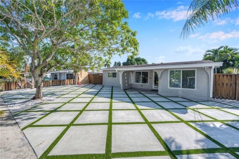 Casa en venta en Dania Beach, Florida, 5 dormitorios, 124.58 m2 № 1768230 - foto 2