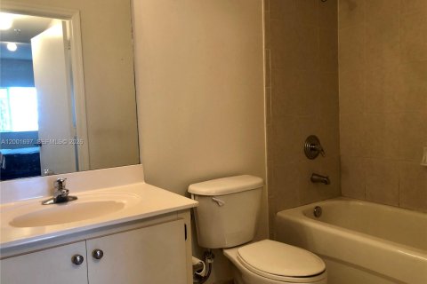 Condo in Doral, Florida, 2 bedrooms  № 2067672 - photo 11