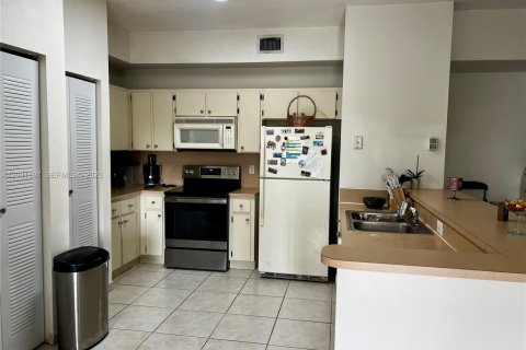 Condo in Doral, Florida, 2 bedrooms  № 2067672 - photo 7