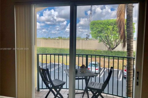 Condo in Doral, Florida, 2 bedrooms  № 2067672 - photo 5