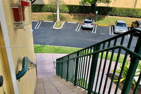 Condo in Doral, Florida, 2 bedrooms  № 2067672 - photo 2