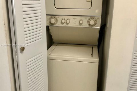 Condo in Doral, Florida, 2 bedrooms  № 2067672 - photo 9