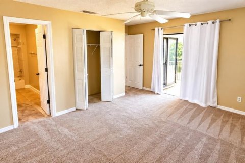 Townhouse in South Daytona, Florida 2 bedrooms, 126.44 sq.m. № 2393947 - photo 10
