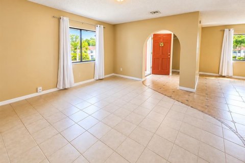 Townhouse in South Daytona, Florida 2 bedrooms, 126.44 sq.m. № 2393947 - photo 4