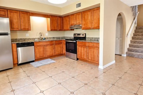 Townhouse in South Daytona, Florida 2 bedrooms, 126.44 sq.m. № 2393947 - photo 7