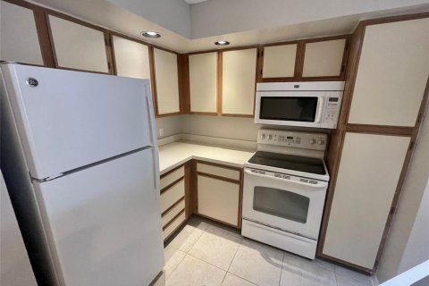 Снять в аренду кондоминиум в Маргит, Флорида 3 комнаты, 66.15м2, № 2078428 - фото 6