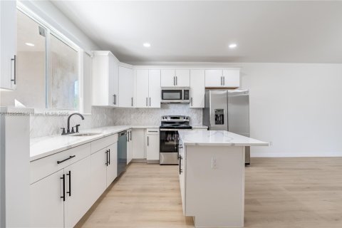 Apartment in Miramar, Florida 2 bedrooms, 1837.14 sq.m. № 1938712 - photo 5