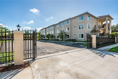 Apartment in Miramar, Florida 2 bedrooms, 1837.14 sq.m. № 1938712 - photo 2