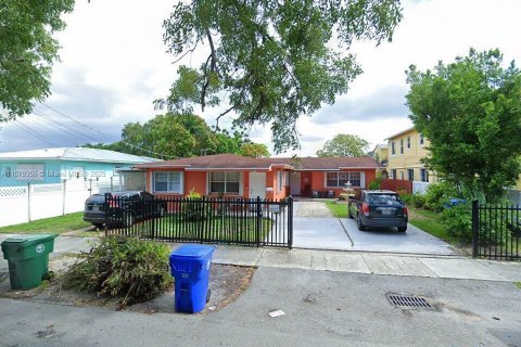 Immobilier commercial à vendre à Miami, Floride: 215.53 m2 № 1925179 - photo 1