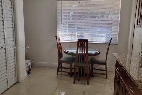 Immobilier commercial à vendre à Miami, Floride: 215.53 m2 № 1925179 - photo 3