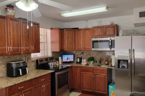 Immobilier commercial à vendre à Miami, Floride: 215.53 m2 № 1925179 - photo 2
