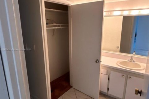 Condo in Sunny Isles Beach, Florida, 1 bedroom  № 2013747 - photo 15