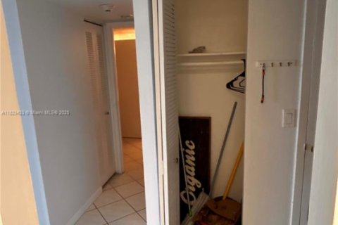 Condo in Sunny Isles Beach, Florida, 1 bedroom  № 2013747 - photo 12