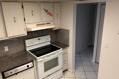 Condo in Sunny Isles Beach, Florida, 1 bedroom  № 2013747 - photo 10