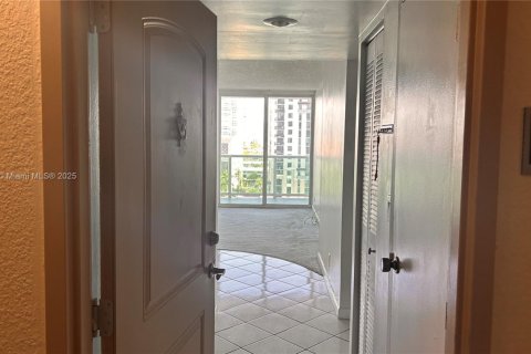 Condo in Sunny Isles Beach, Florida, 1 bedroom  № 2013747 - photo 8