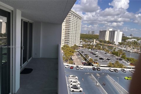 Condo in Sunny Isles Beach, Florida, 1 bedroom  № 2013747 - photo 29