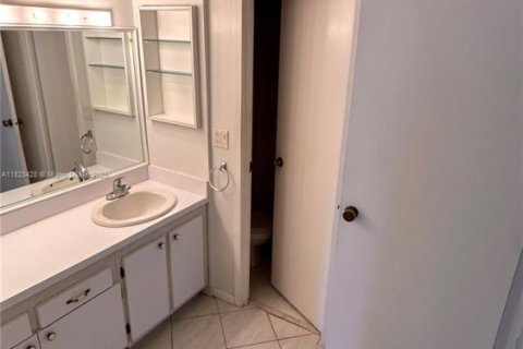 Condo in Sunny Isles Beach, Florida, 1 bedroom  № 2013747 - photo 16