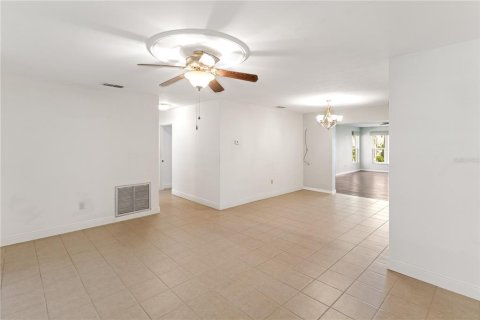 House in Wildwood, Florida 4 bedrooms, 215.35 sq.m. № 1743743 - photo 17