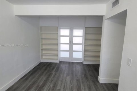 Propiedad comercial en venta en Miami Beach, Florida, 730.68 m2 № 2012274 - foto 2