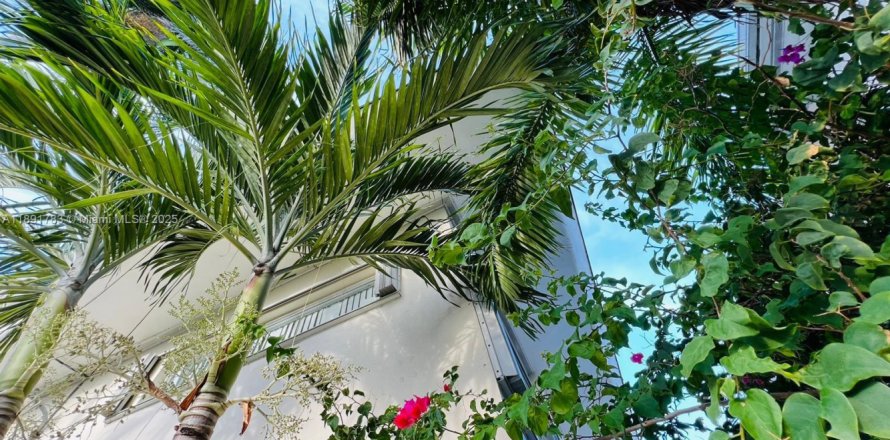 Commercial property in Miami Beach, Florida 730.68 sq.m. № 2012274