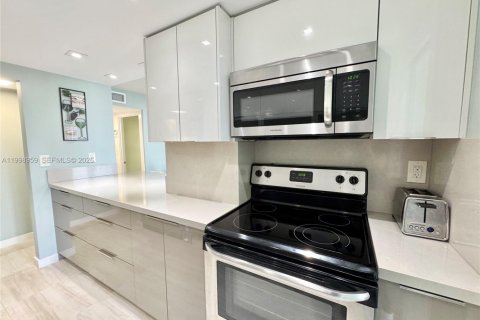 Condo in Sunny Isles Beach, Florida, 1 bedroom  № 2060772 - photo 12