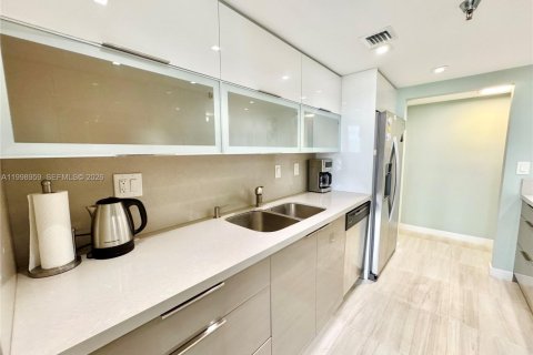 Condo in Sunny Isles Beach, Florida, 1 bedroom  № 2060772 - photo 11