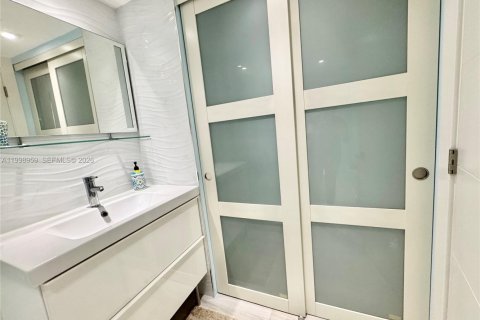 Condo in Sunny Isles Beach, Florida, 1 bedroom  № 2060772 - photo 23