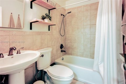 Villa ou maison à vendre à Fort Lauderdale, Floride: 2 chambres, 120.03 m2 № 1988722 - photo 19