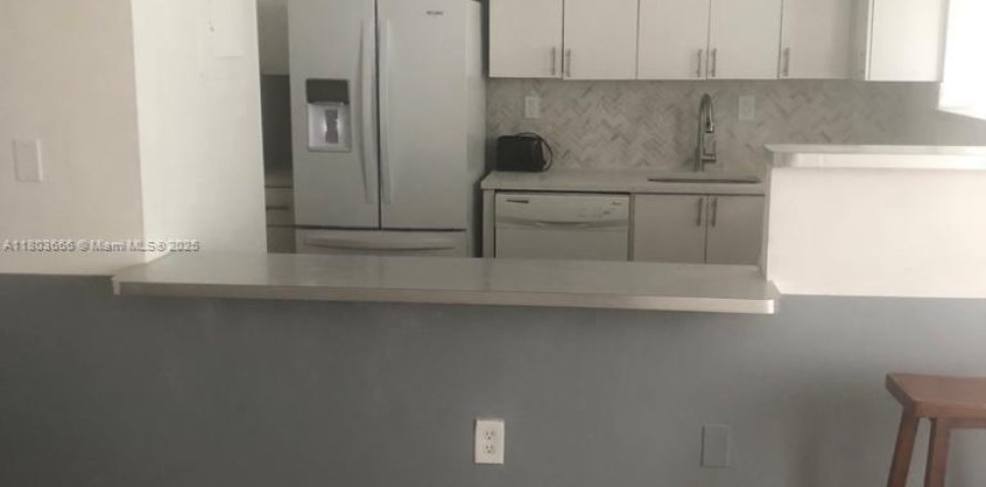 Condo in Sunny Isles Beach, Florida, 2 bedrooms № 2016015