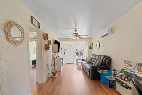 House in Miami, Florida 2 bedrooms, 50.17 sq.m. № 2012440