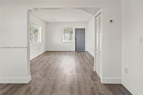 Apartment in North Miami, Florida 1 bedroom, 250.56 sq.m. № 1920509 - photo 13