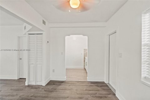 Apartment in North Miami, Florida 1 bedroom, 250.56 sq.m. № 1920509 - photo 14