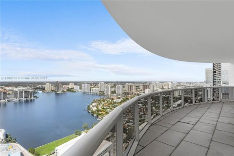 Condo in Sunny Isles Beach, Florida, 3 bedrooms  № 1933381 - photo 1