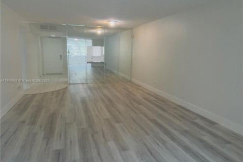 Condo in Miami, Florida, 1 bedroom  № 2019360 - photo 4