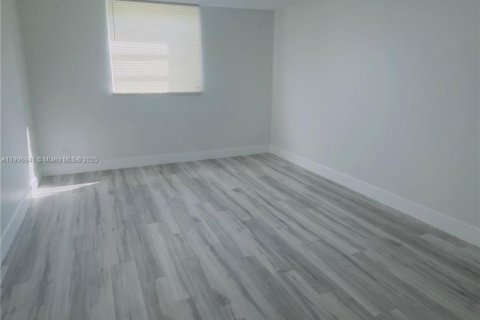 Condo in Miami, Florida, 1 bedroom  № 2019360 - photo 11