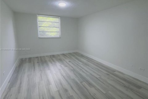 Condo in Miami, Florida, 1 bedroom  № 2019360 - photo 13