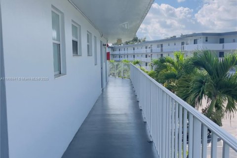 Condo in Miami, Florida, 1 bedroom  № 2019360 - photo 17
