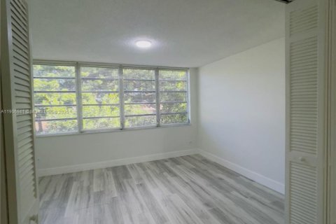 Condo in Miami, Florida, 1 bedroom  № 2019360 - photo 16